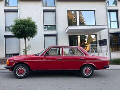 Bild des Angebotes Mercedes-Benz 200 ROT/BEIGE W123 AUTOMATIK 3 HAND TÜV OLDTIMER